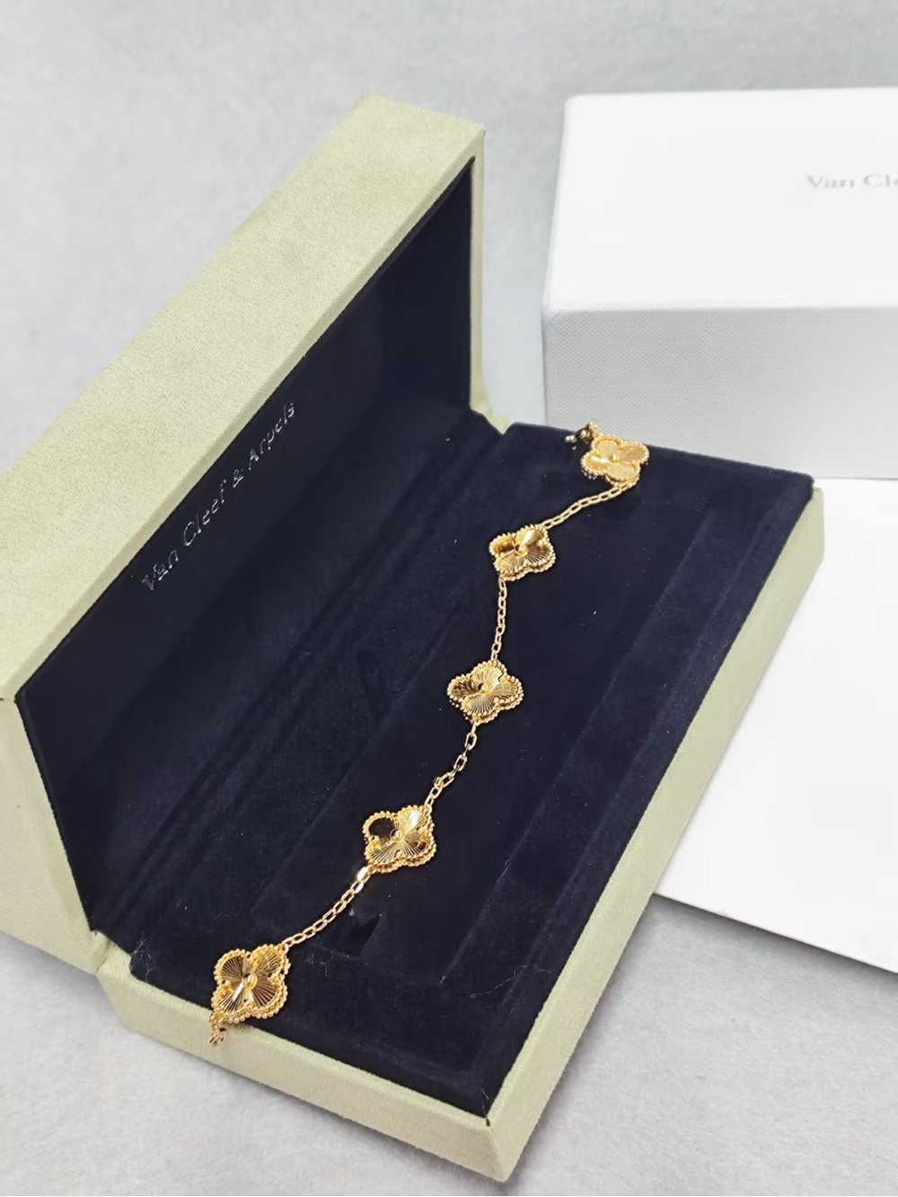 ✨ Van Cleef & Arpels Classic Clover Gold Tone Bracelet Full Box